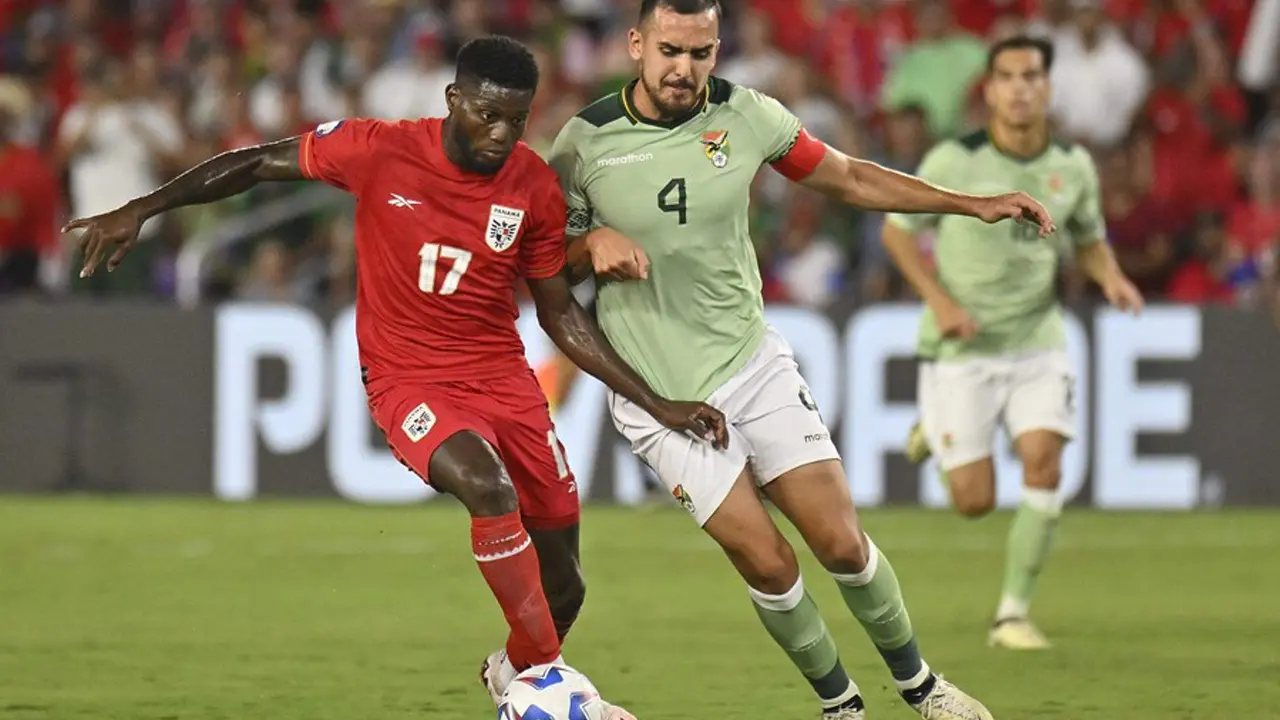 Jos&eacute; Fajardo de Panam&aacute; (i) y Luis Haquin de Bolivia batalan por el bal&oacute;n durante la Copa Am&eacute;rica. EFE/EPA/MIGUEL RODR&Iacute;GUEZ
