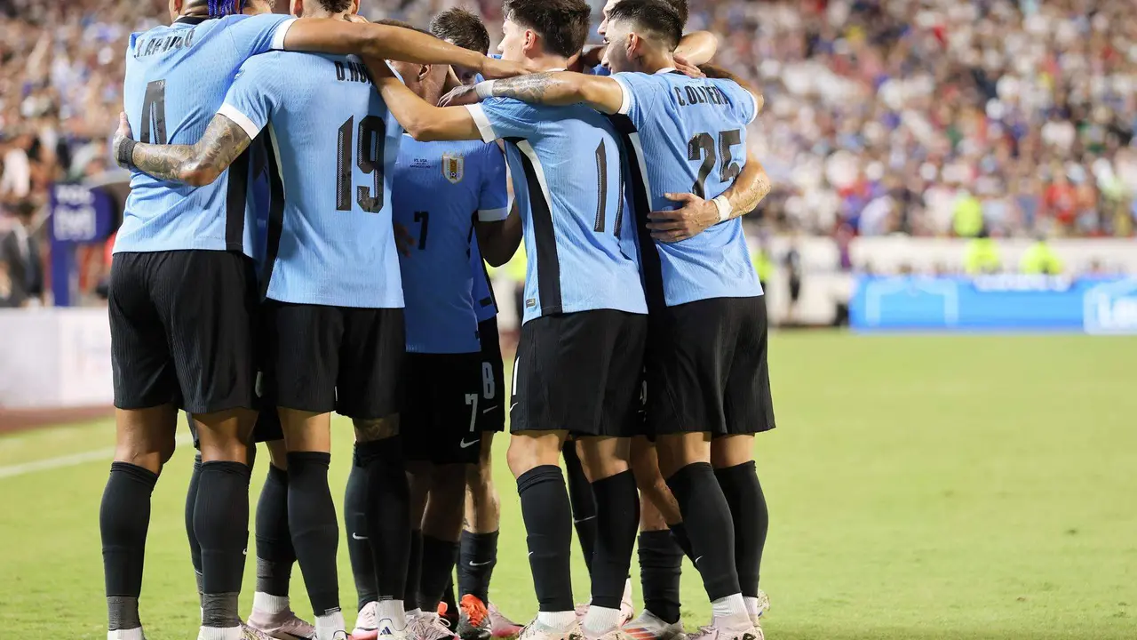 Jugadores de la selecci&oacute;n uruguaya de f&uacute;tbol fueron registrados este lunes, 1 de julio, al celebrar un gol que su compa&ntilde;ero Math&iacute;as Olivera le anot&oacute; a Estados Unidos, durante el partido final del grupo C de la Copa Am&eacute;rica 2024, en el estadio Arrowhead de Kansas City (Misuri, EE.UU.). EFE/William Purnell
