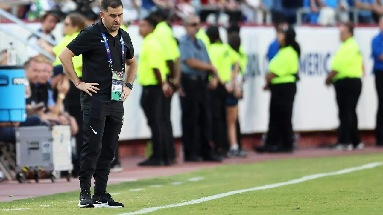 El asistente t&eacute;cnico uruguayo Pablo Quiroga (i) fue registrado este lunes, 1 de julio, durante el partido de cierre del grupo C de la Copa Am&eacute;rica 2024, en el estadio Arrowhead de Kansas City (Misuri, EE.UU.). EFE/William Purnell