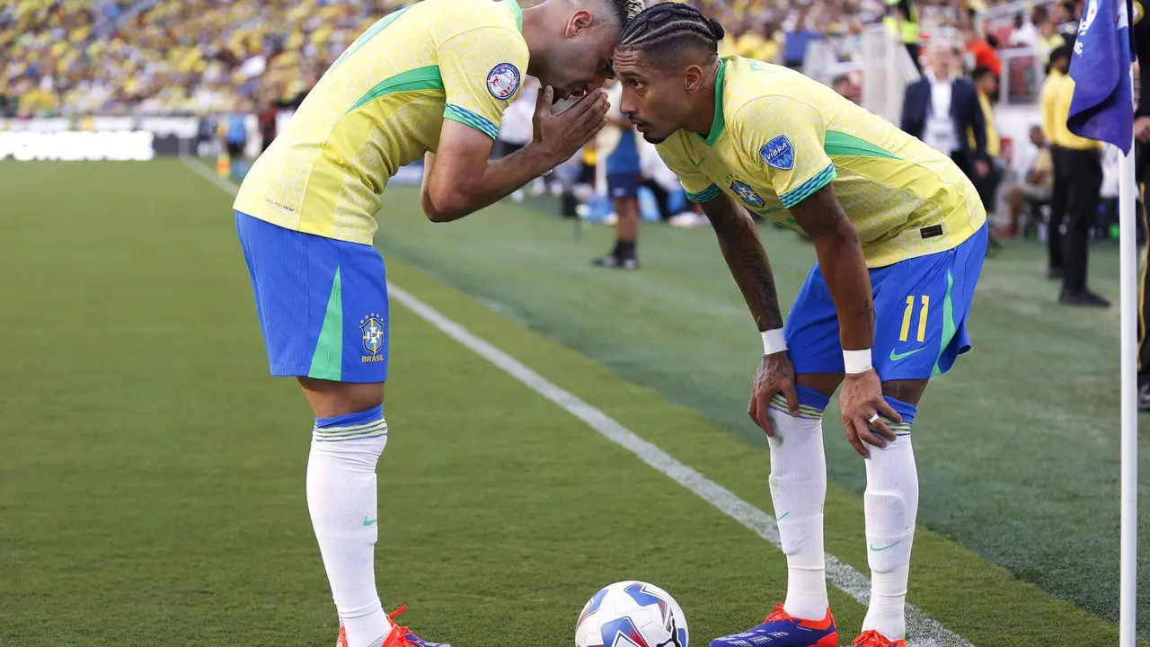 El centrocampista brasile&ntilde;o Bruno Guimar&atilde;es (i) y su compa&ntilde;ero atacante Raphinha (d) fueron registrados este martes, 2 de julio, al dialogar antes de cobrar un tiro de esquina, durante el partido de cierre del grupo D de la Copa Am&eacute;rica 2024 contra Colombia, en Levi's Stadium de Santa Clara (California, EE.UU.). Brasil se enfrentar&aacute; a Uruguay en los cuartos de final del torneo continental. EFE/John G. Mabanglo