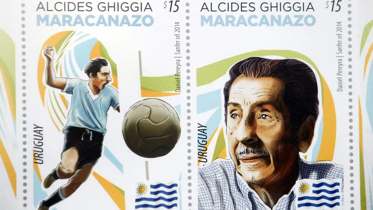 Vista de la hoja filat&eacute;lica 'Maracanazo' con la imagen del &uacute;ltimo sobreviviente la Copa del Mundo obtenida por Uruguay en 1950: Alcides Ghiggia. Protagonista y acontecimiento vuelven a ser recordados este jueves en la antesala del nuevo enfrentamiento entre las selecciones de Brasil y Uruguay, esta vez en los cuartos de final de la Copa Am&eacute;rica de Estados Unidos, que se jugar&aacute; el s&aacute;bado en el Allegiant Stadium de Las Vegas. EFE/Iv&aacute;n Franco