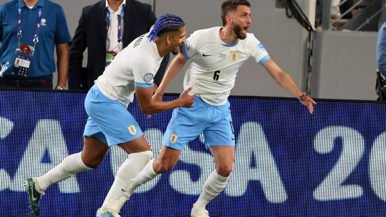 El centrocampista uruguayo Rodrigo Bentancur (d) fue registrado el pasado 27 de junio al celebrar un gol que le anot&oacute; a Bolivia, durante un partido del grupo C de la Copa Am&eacute;rica 2024, en el estadio MetLife de East Rutherford (Nueva Jersey, EE.UU.). EFE/Justin Lane