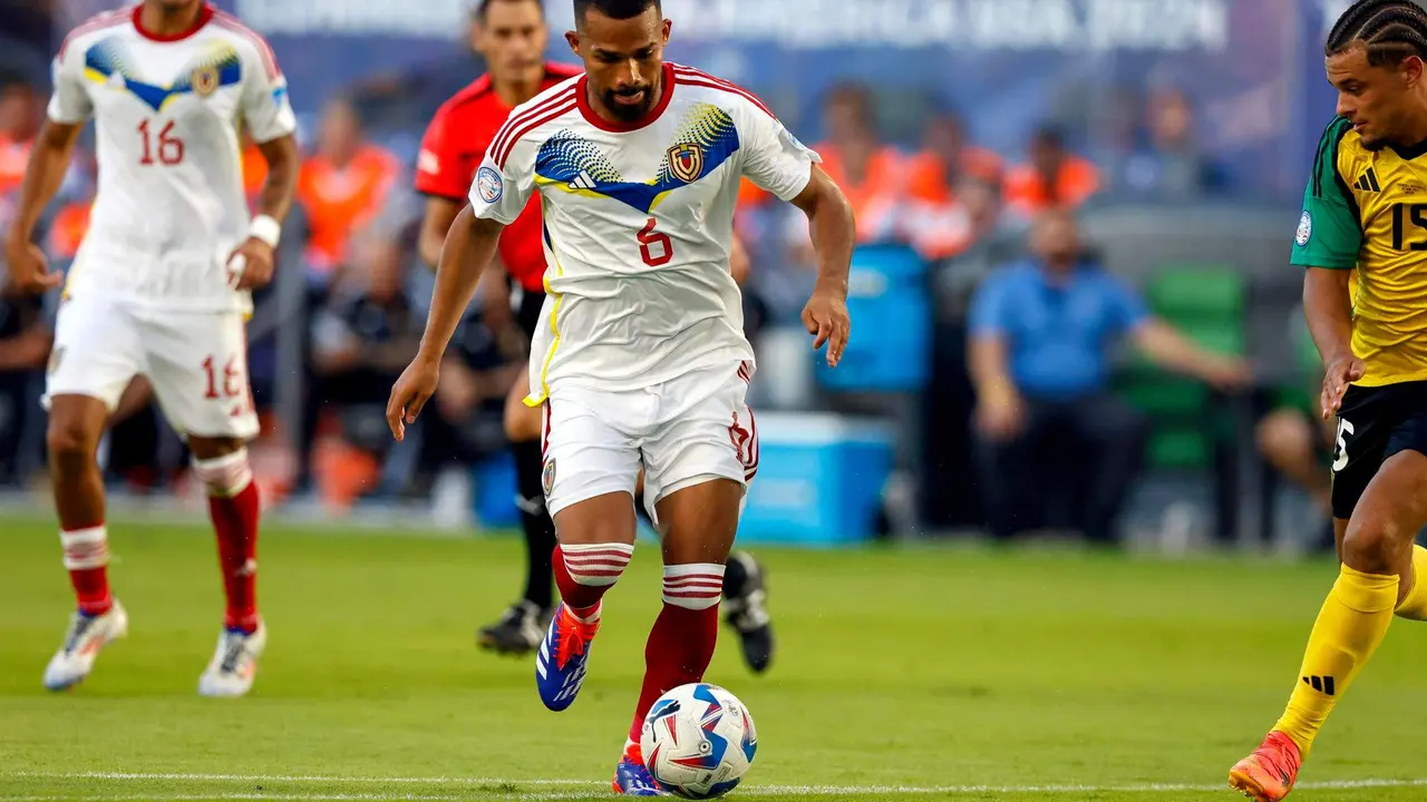 El centrocampista venezolano Yangel Herrera (c) fue registrado el pasado 30 de junio al conducir un bal&oacute;n, durante un partido contra Jamaica v&aacute;lido por el grupo B de la Copa Am&eacute;rica 2024, en el estadio Q2 de Austin (Texas, EE.UU.). EFE/Adan Davis