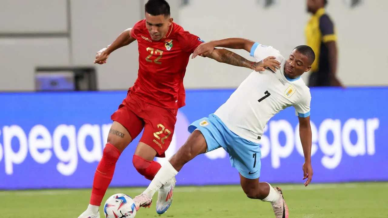 El centrocampista uruguayo Nicol&aacute;s de la Cruz (d) fue registrado el pasado 27 de junio al disputar un bal&oacute;n con el volante boliviano H&eacute;ctor Cuellar (i), durante un partido del grupo C de la Copa Am&eacute;rica 2024, en el estadio MetLife de East Rutherford (Nueva Jersey, EE.UU.). EFE/Justin Lane