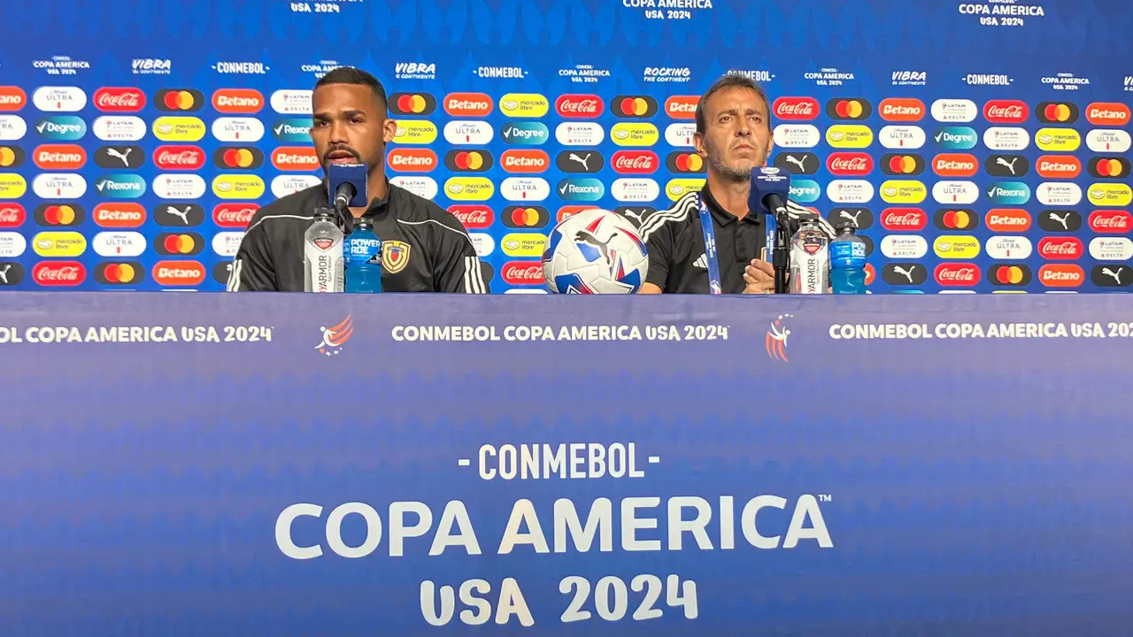El centrocampista venezolano Yangel Herrera (i) y el seleccionador del equipo nacional masculino de f&uacute;tbol de Venezuela, Fernando Batista, fueron registrados este jueves, 4 de julio, durante la rueda de prensa previa al partido por cuartos de final de la Copa Am&eacute;rica 2024 contra Canad&aacute;, en el estadio AT&T de Arlington (Texas, EE.UU.). EFE/Albert Traver