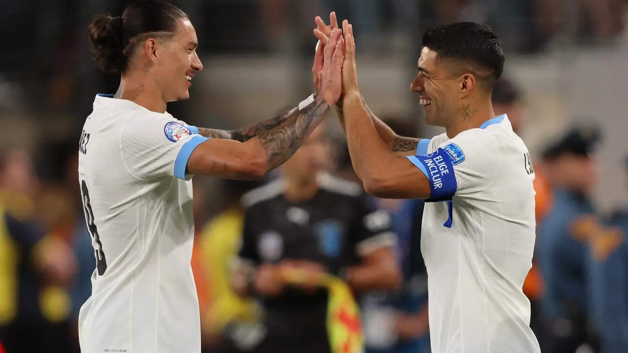El delantero uruguayo Darwin N&uacute;&ntilde;ez (i) saluda a su compa&ntilde;ero Luis Suarez durante un partido de la Copa Am&eacute;rica. EFE/JUSTIN LANE