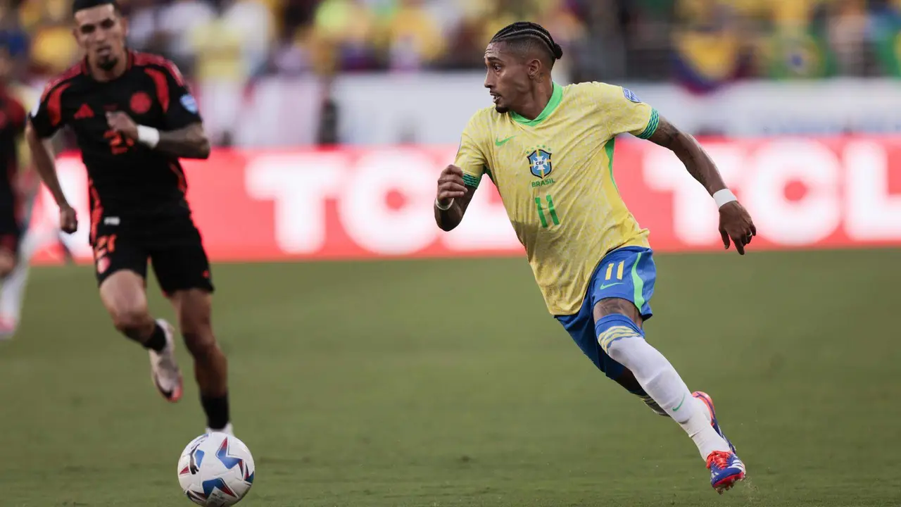 El delantero brasile&ntilde;o Raphinha (d) fue registrado el pasado 2 de julio la superar la marca del lateral colombiano Daniel Mu&ntilde;oz (i), durante el partido de cierre del grupo D de la Copa Am&eacute;rica 2024, en el Levi's Stadium de Santa Clara (California, EE.UU.). EFE/John G. Mabanglo