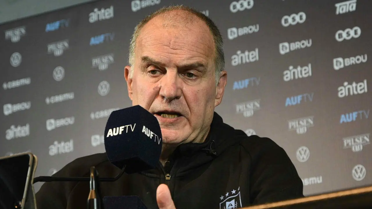 Imagen de archivo del seleccionador de Uruguay, Marcelo Bielsa, quien este viernes compareci&oacute; ante la prensa en la ciudad de Paradise (Nevada) para hablar del partido de cuartos de final de la Copa Am&eacute;rica frente a Brasil, este s&aacute;bado en el Allegiant Stadium. EFE/ Sof&iacute;a Torres