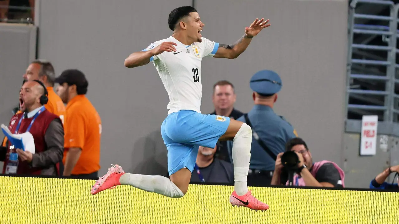 El delantero uruguayo Maximiliano Araujo fue registrado el pasado 27 de junio al celebrar un gol que le anot&oacute; a Bolivia, durante un partido del grupo C de la Copa Am&eacute;rica 2024, en el estadio MetLife de East Rutherford (Nueva Jersey, EE.UU.). EFE/Justin Lane