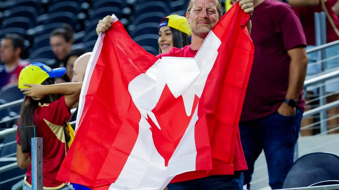 Aunque pocos, hinchas de Canad&aacute; se hicieron notar en el AT&T Stadium de Arlington (Texas) para el partido de cuartos de final con Venezuela. EFE/EPA/Kevin Jairaj