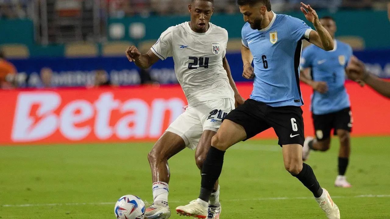 El defensor paname&ntilde;o Edgardo Fari&ntilde;a (i) fue registrado el pasado 23 de junio al disputar un bal&oacute;n con el centrocampista uruguayo Rodrigo Bentancur (2-d), durante un partido del grupo C de la Copa Am&eacute;rica 2024, en el estadio Hard Rock de Miami (Florida, EE.UU.). EFE/Crist&oacute;bal Herrera