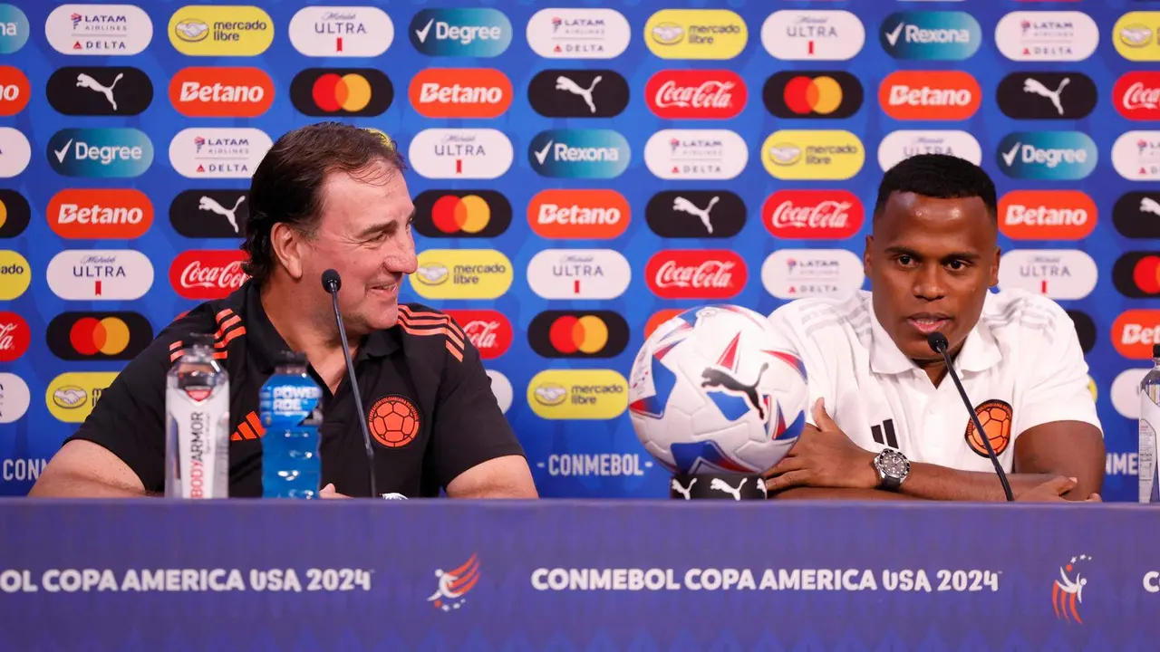 Nestor Lorenzo (i), entrenador principal de Colombia y Jhon Arias (d), centrocampista responden a preguntas durante una conferencia de prensa en Glendale, Arizona, EE.UU. EFE/EPA/JUAN G. MABANGLO