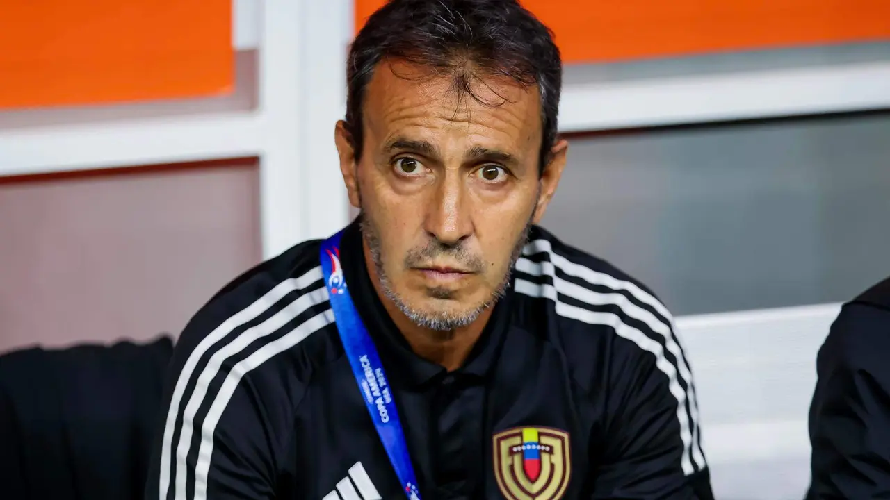 El seleccionador de Venezuela, Fernando Batista, fue registrado este viernes, 5 de julio, durante el segundo partido de los cuartos de final de la Copa Am&eacute;rica 2024 contra Canad&aacute;, en el estadio AT&T de Arlington (Texas, EE.UU.). EFE/Kevin Jairaj