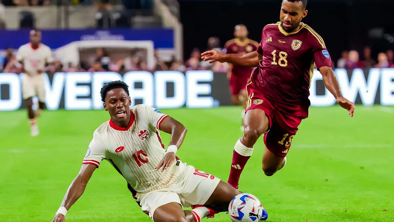 Jonathan David (i) de Canad&aacute; cae contra Cristian Casseres Jr (d) de Venezuela en la Copa Am&eacute;rica . EFE/EPA/KEVIN JAIRAJ