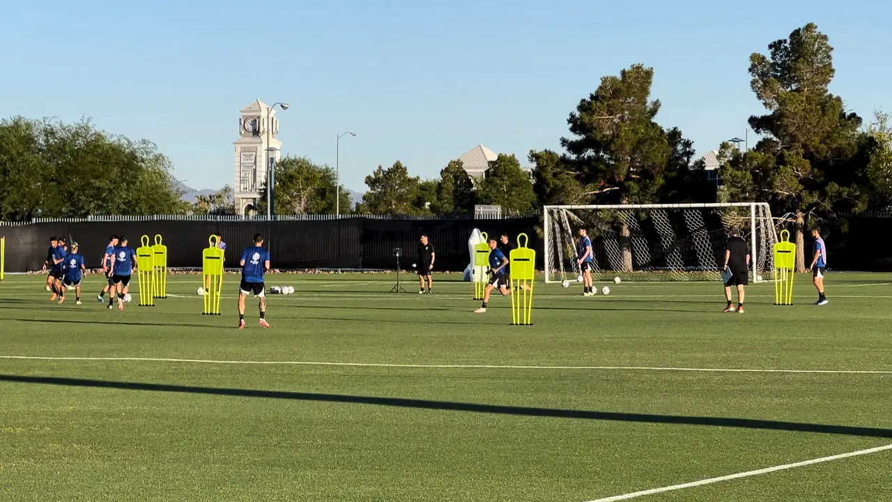 Los jugadores de la selecci&oacute;n uruguaya de f&uacute;tbol entrenan este viernes en el Kellog Zaher Training Center de Las Vegas (Estados Unidos). EFE/ Andrea Montolivo