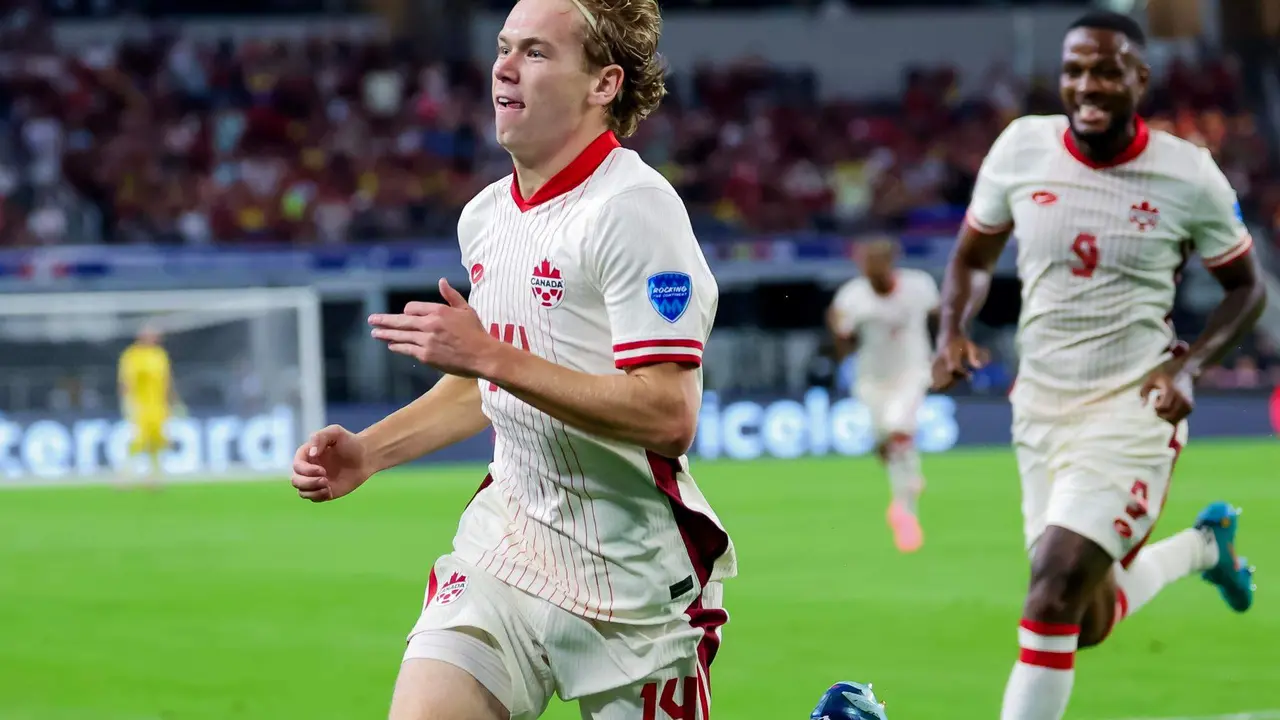 Jacob Shaffelburg (i) de Canad&aacute; reacciona despu&eacute;s de marcar el gol en la Copa Am&eacute;rica 2024. EFE/EPA/KEVIN JAIRAJ