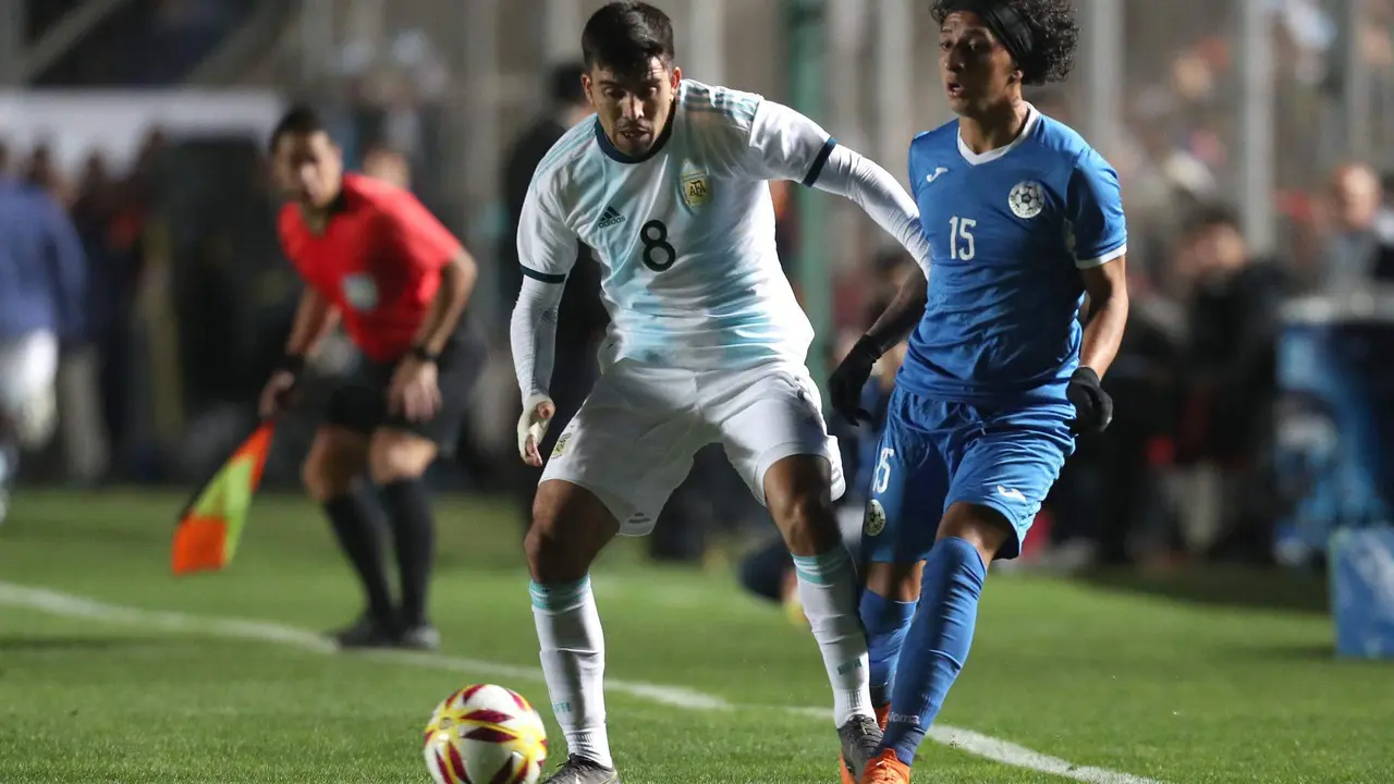 Imagen de archivo del lateral de la selecci&oacute;n argentina Marcos Acu&ntilde;a, quien corre contra el tiempo para recuperarse a tiempo para el partido de semifinales de la Copa Am&eacute;rica de Estados Unidos contra Canad&aacute; en East Rutherford. FE/ Marcelo Ruiz