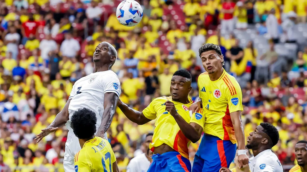 Jos&eacute; C&oacute;rdoba (i) de Panam&aacute; durante un tiro de esquina contra Jhon C&oacute;rdoba (C) de Colombia y Richard R&iacute;os en la Copa Am&eacute;rica 2024.. EFE/EPA/JUAN G. MABANGLO