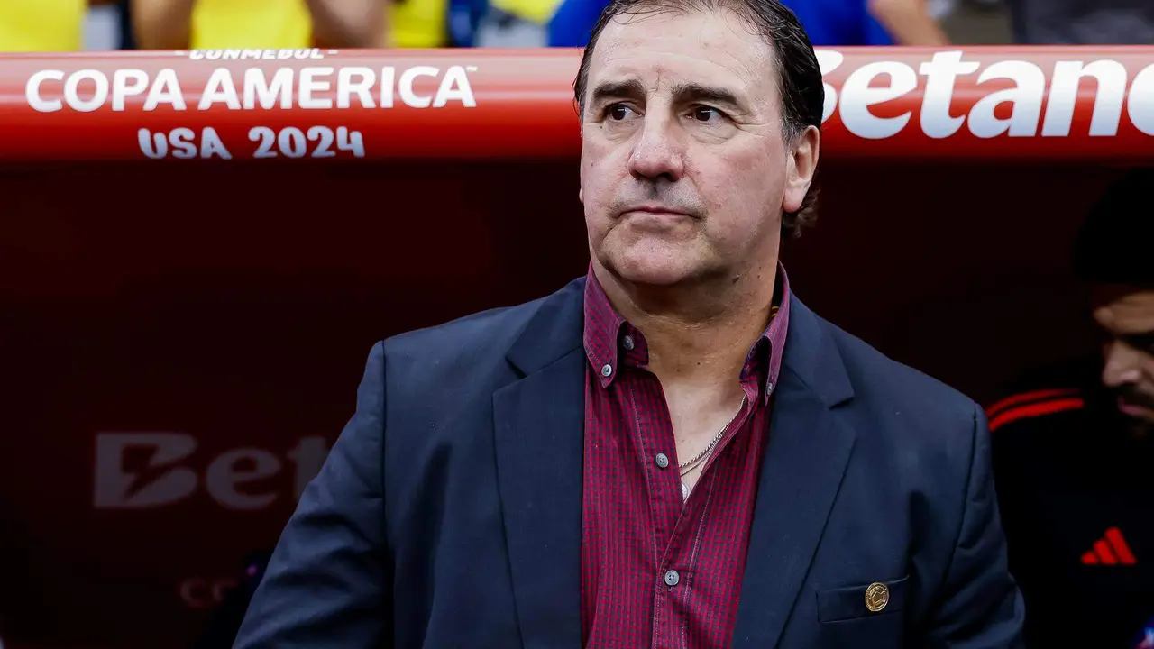 El entrenador N&eacute;stor Lorenzo y la selecci&oacute;n Colombia hacen historia cal completar este s&aacute;bado en Glendale (EE.UU.) un gran invicto: 27 partidos, de estos 24 bajo el mando del argentino. EFE/EPA/John G. Mabanglo
