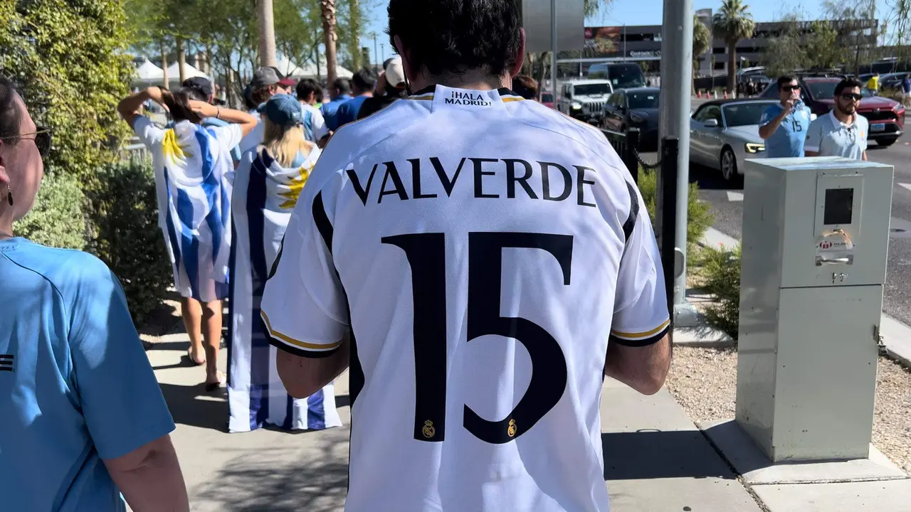 Fotograf&iacute;a de hinchas llegando al Allegiant Stadium donde se disputar&aacute; un partido entre Brasil contra Uruguay en Las Vegas, Nevada (EE. UU). EFE/ Andrea Montolivo