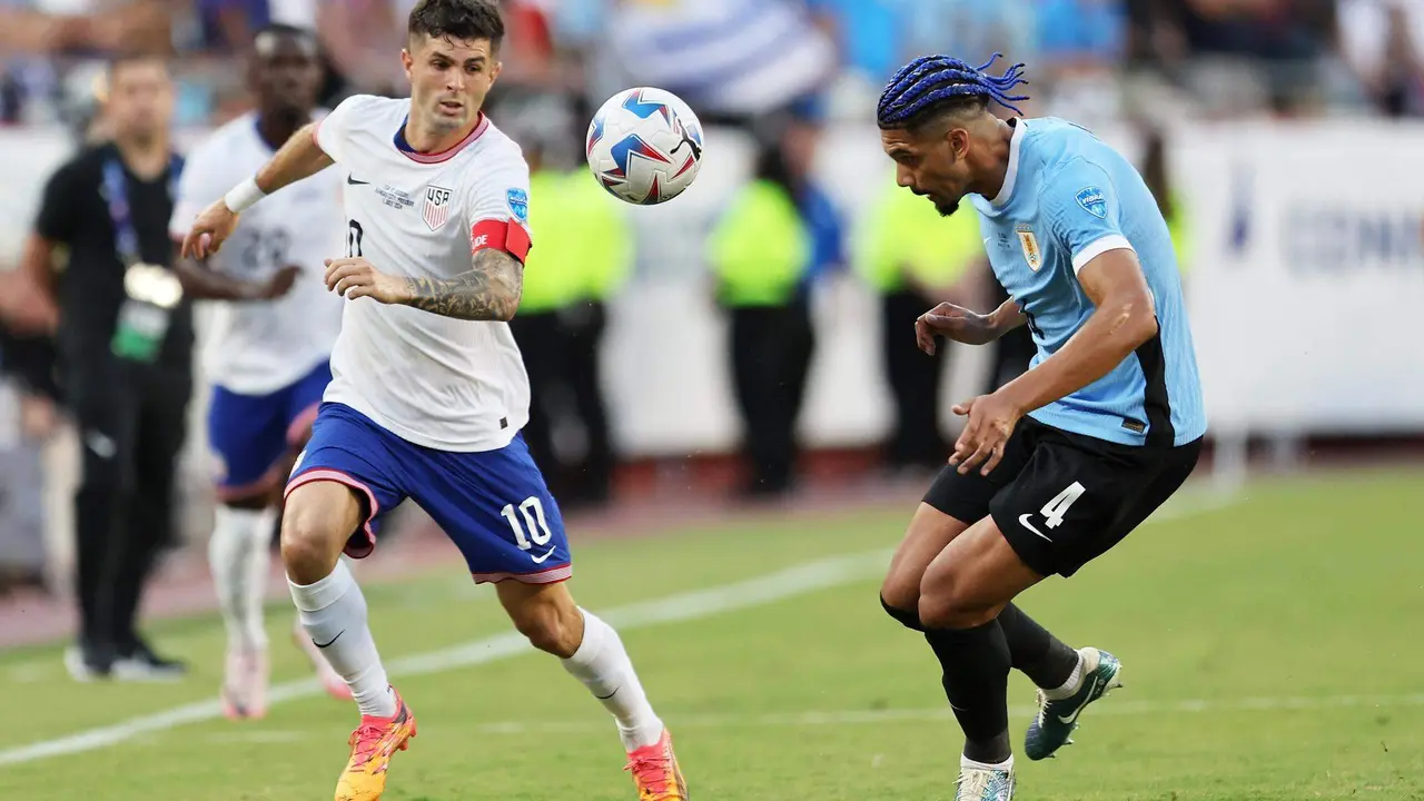 Christian Pulisic de Estados Unidos (i) y Ronald Araujo de Uruguay en acci&oacute;n durante la Copa Am&eacute;rica. EFE/EPA/WILLIAM PURNELL