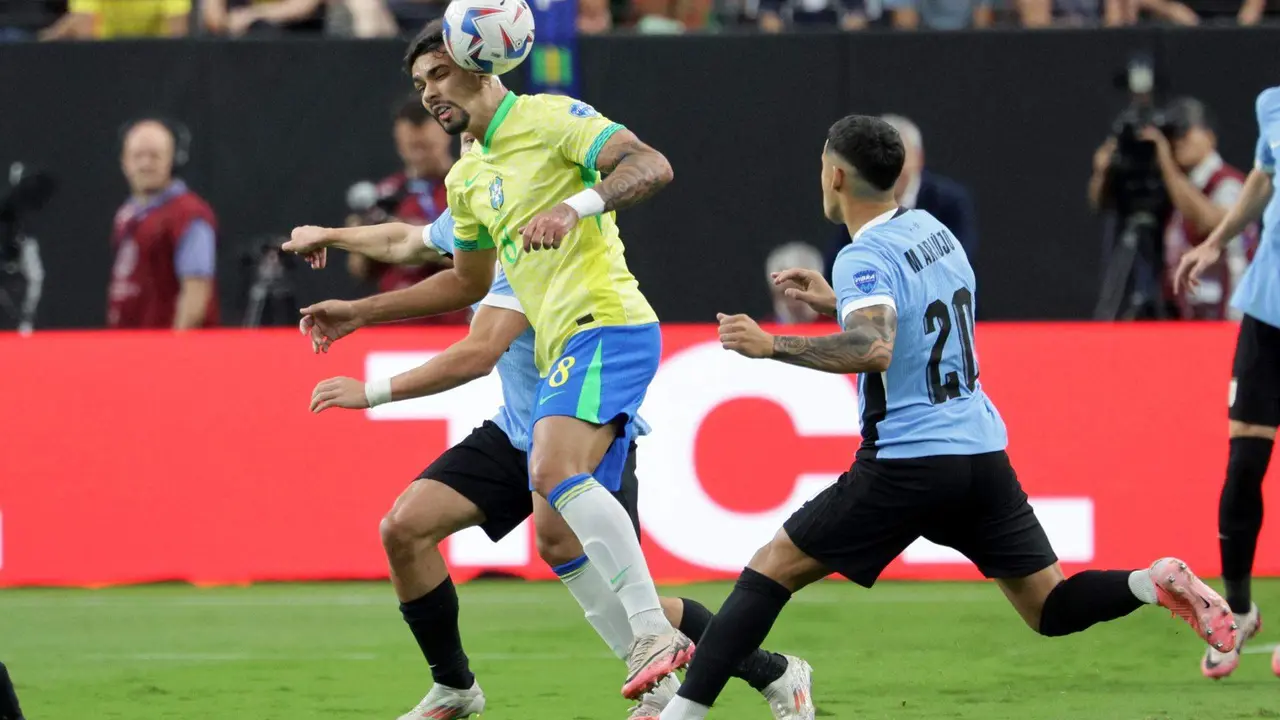 Lucas Tolentino de Brasil (C) en acci&oacute;n contra Maximiliano Araujo de Uruguay (R) durante el partido de cuartos de final de la CONMEBOL Copa Am&eacute;rica 2024 entre Uruguay y Brasil, en las Vegas, Nevada, EE.UU., 6 de julio de 2024. (Brasil) CENA EFE/EPA/ALLISON