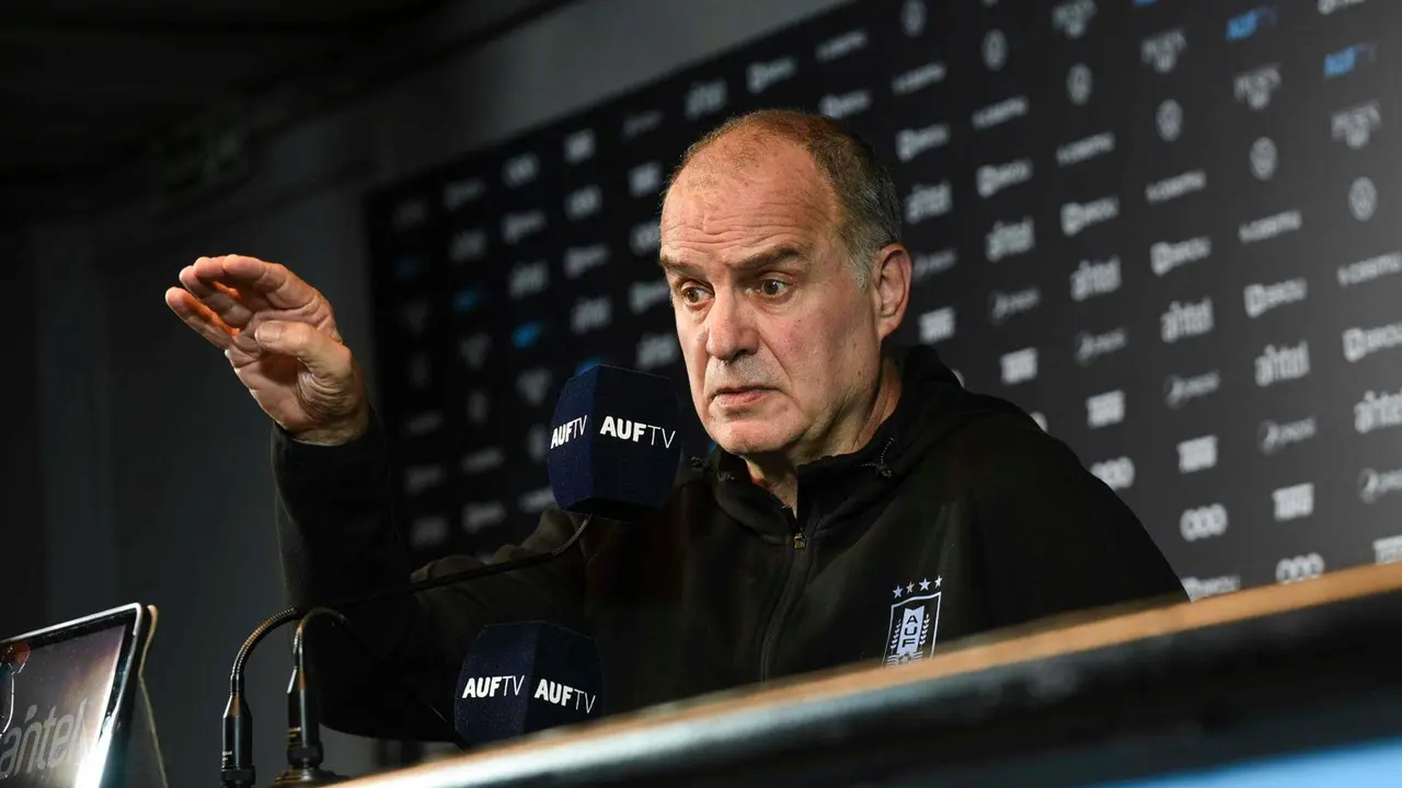 El entrenador de la selecci&oacute;n uruguaya de f&uacute;tbol, Marcelo Bielsa, en una imagen de archivo. EFE/ Sof&iacute;a Torres