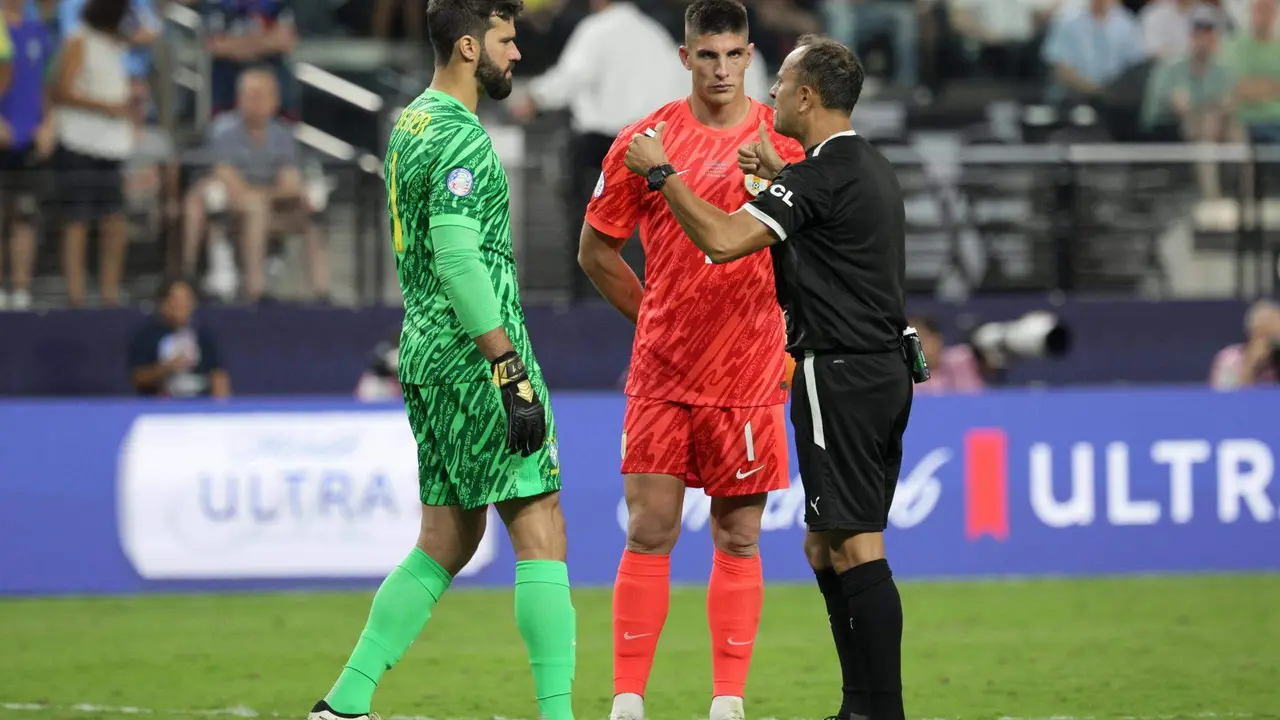 El &aacute;rbitro Dario Humberto Herrera (d) habla con los porteros Alisson Becker de Brasil (i) y Sergio Rochet (C) de Uruguay en la Copa Am&eacute;rica 2024. EFE/EPA/ALLISON DINNER