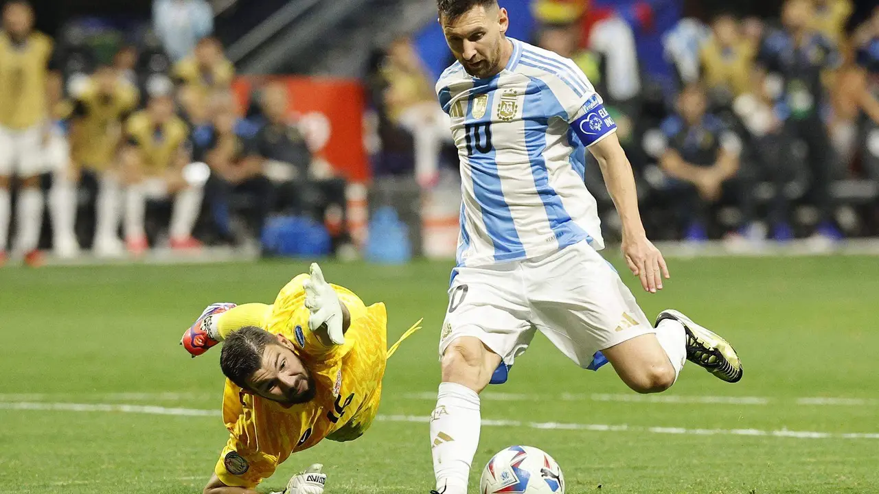 Lionel Messi (d) de Argentina intenta rodear a Maxime Crepeau (d) de Canad&aacute; durante la Copa Am&eacute;rica 2024. EFE/EPA/ERIK S. MENOR