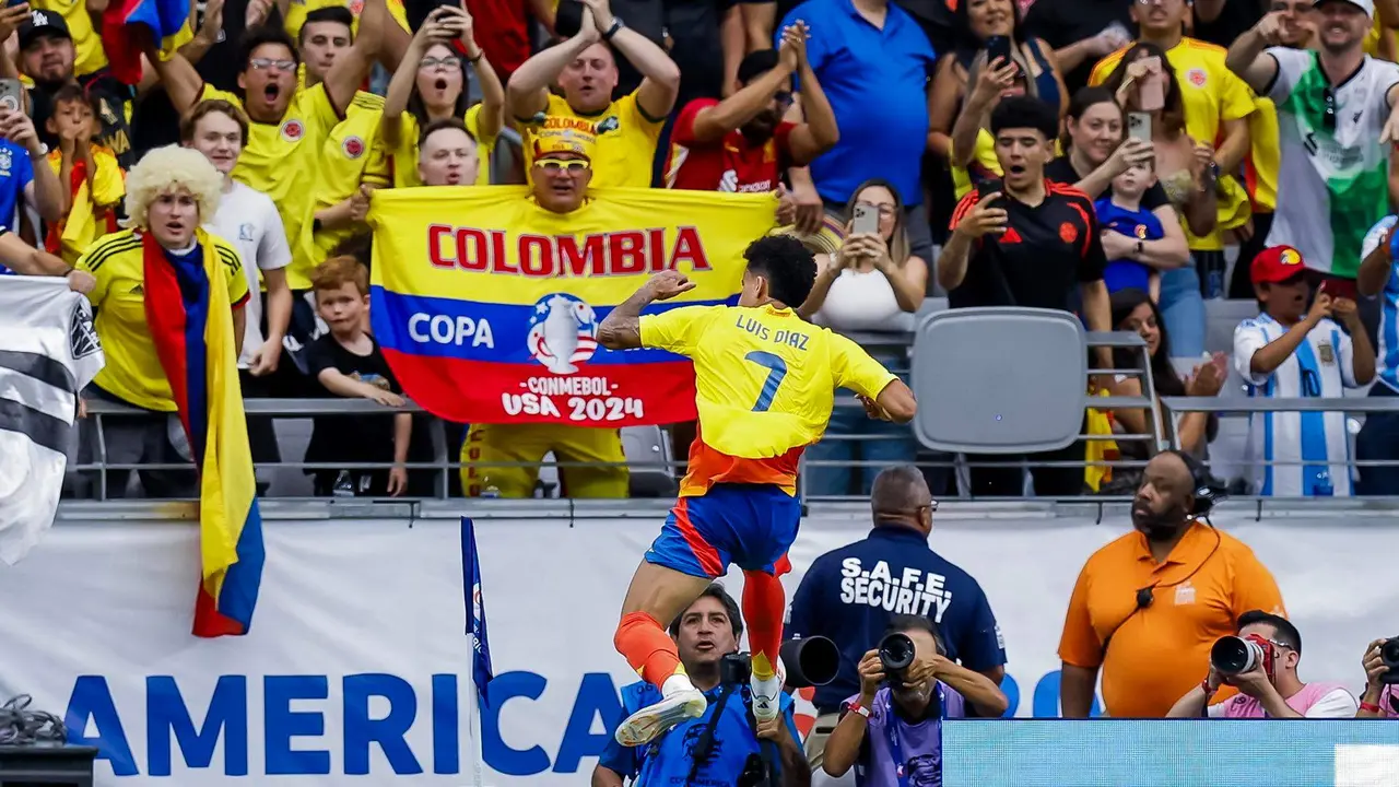 El delantero Luis D&iacute;az es uno de los s&iacute;mbolos de la solidez ofensiva de la selecci&oacute;n de Colombia, que el 6 de julio extendi&oacute; en Glendale (Arizona) un invicto que ya dura 27 partidos. EFE/EPA/John G. Mabanglo