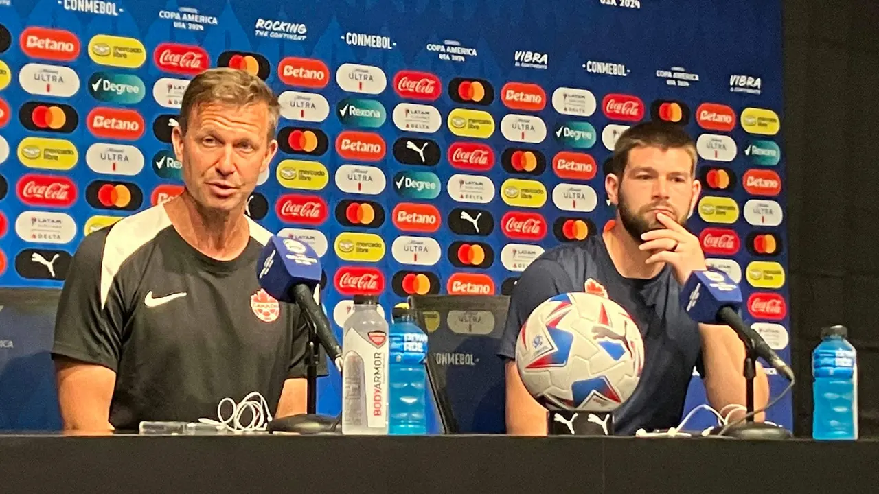 Fotograf&iacute;a de archivo del entrenador estadounidense Jesse Marsch (i) y del portero Maxime Cr&eacute;peau, dos protagonistas de la sorprendente campa&ntilde;a de la selecci&oacute;n de Canad&aacute; en la Copa Am&eacute;rica de Estados Unidos. EFE/ Albert Traver