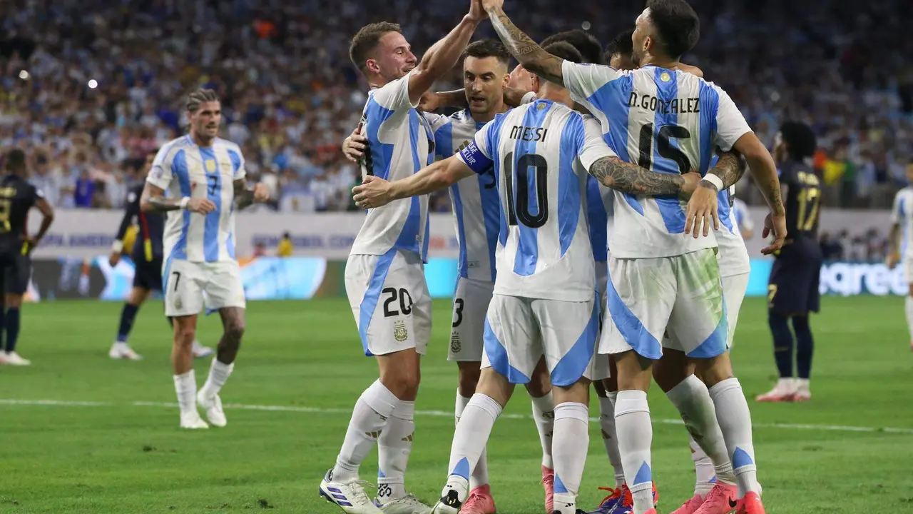 Jugadores se la selecci&oacute;n argentina celebran el gol anotado por Lisandro Mart&iacute;nez ante Ecuador en los cuartos de final de la Copa Am&eacute;rica 2024. EFE/EPA/LESLIE PLAZA JOHNSON