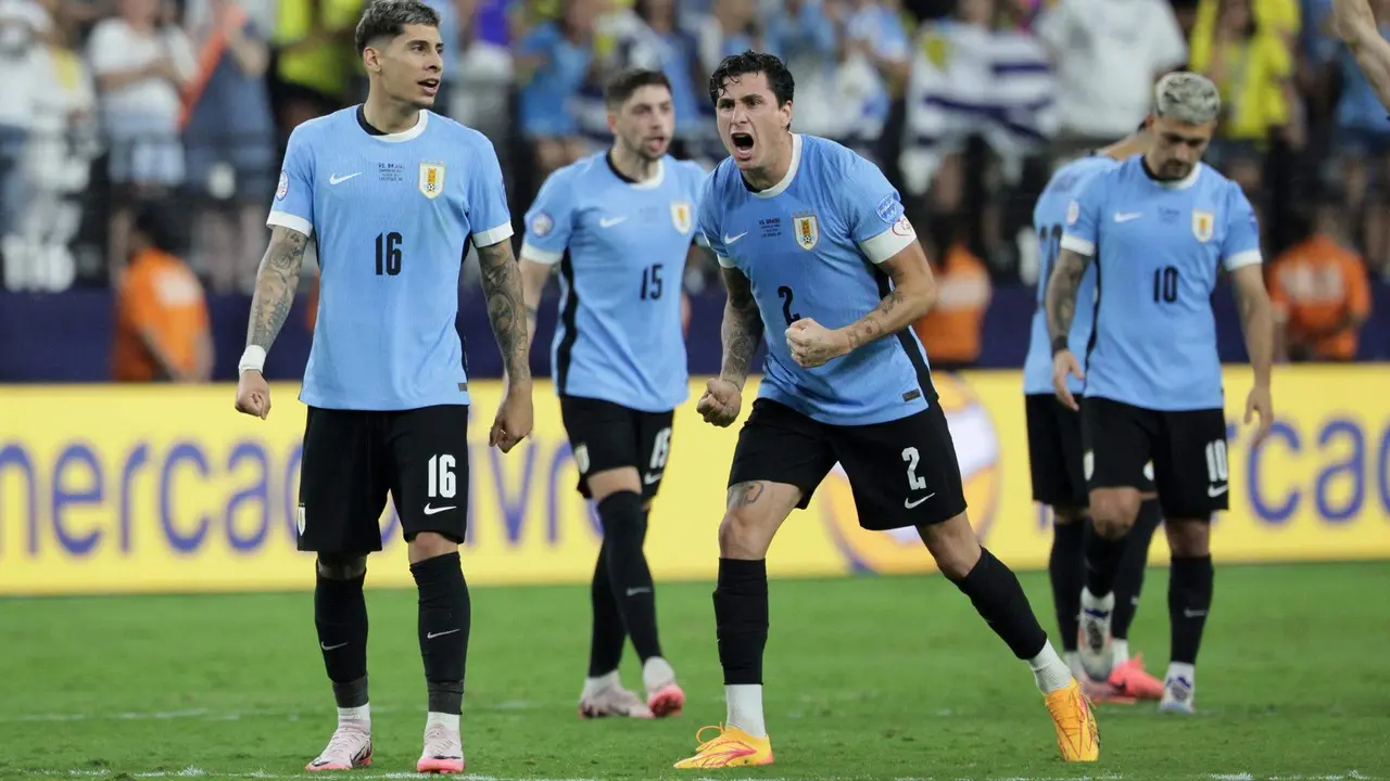Los uruguayos Mathias Olivera, Federico Valverde, Jos&eacute; Gim&eacute;nez y Giorgian De Arrascaeta durante los lanzamientos de penaltis ante Brasil en Las Vegas, Nevada. EFE/EPA/ALLISON DINNER