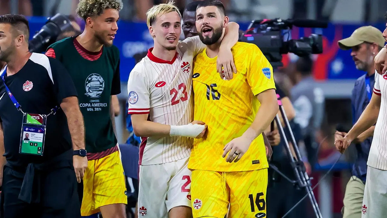 Los canadienses Liam Millar y Maxime Crepeau reaccionan despu&eacute;s de vencer a Venezuela en los curtos de final de la Copa Am&eacute;rica en la tanda de penaltis en Arlington, Texas. EFE/EPA/KEVIN JAIRAJ