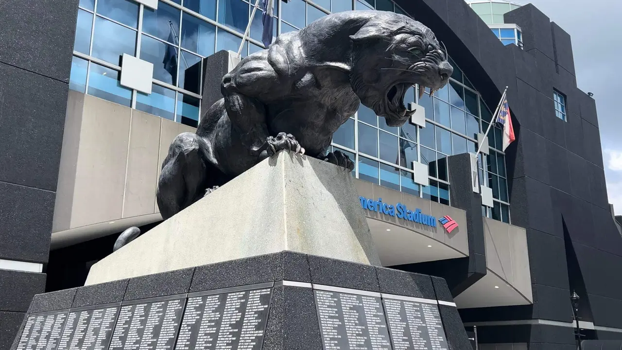 Fotograf&iacute;a del Bank of America Stadium este lunes, en Charlotte (EE.UU.). Uruguay y Colombia juegan este mi&eacute;rcoles la semifinal de la Copa Am&eacute;rica y pasar&aacute;n del calor seco del desierto de Las Vegas (Nevada) y Glendale (Arizona) a unas condiciones clim&aacute;ticas completamente distintas en Charlotte (Carolina del Norte), donde el porcentaje de humedad subi&oacute; hasta un 82 %. EFE/ Andrea Montolivo