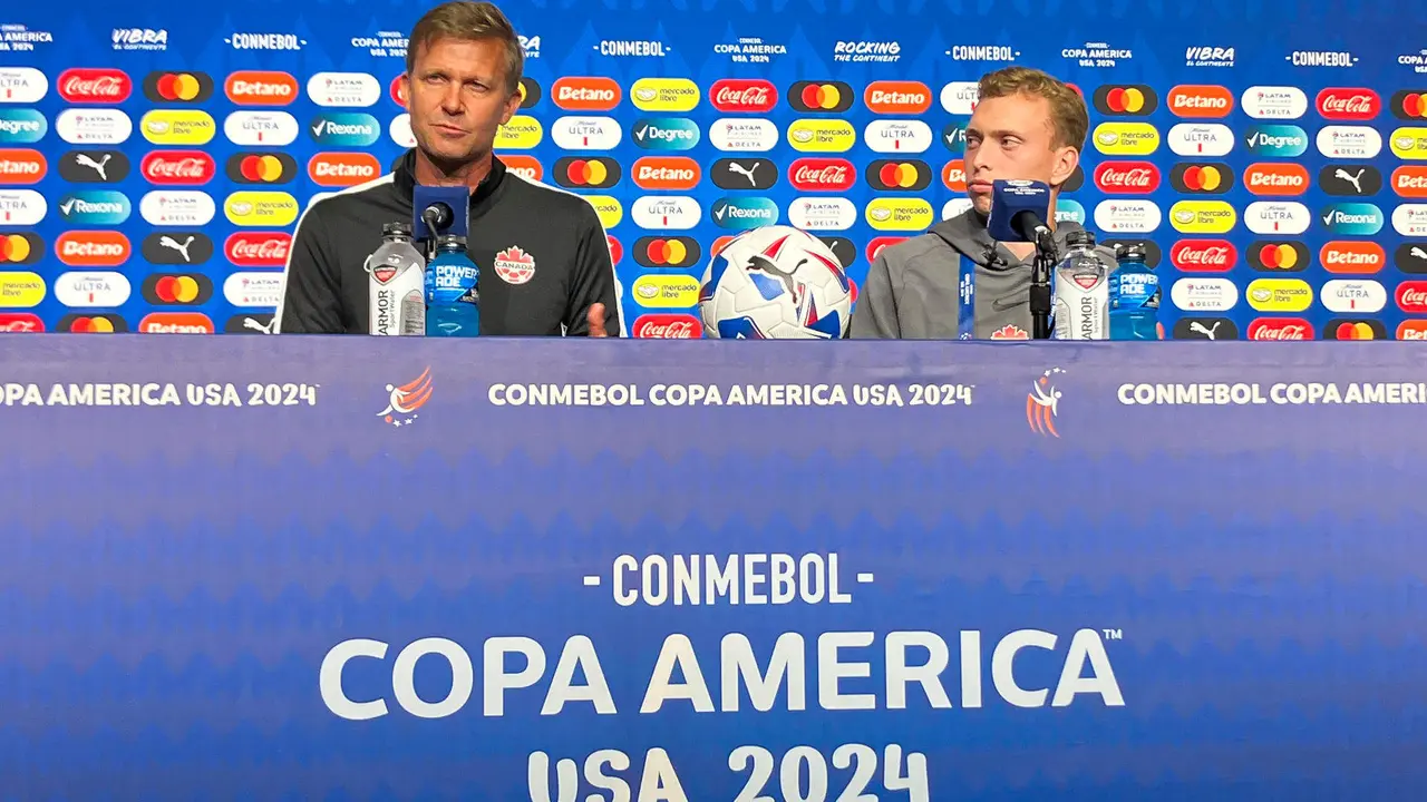 El seleccionador de Canad&aacute;, Jesse Marsch (i), y su lateral derecho titular, Alistair Johnston, fueron registrados el pasado 4 de julio, durante un rueda de prensa, en Arlington (Texas, EE.UU.). EFE/Albert Traver