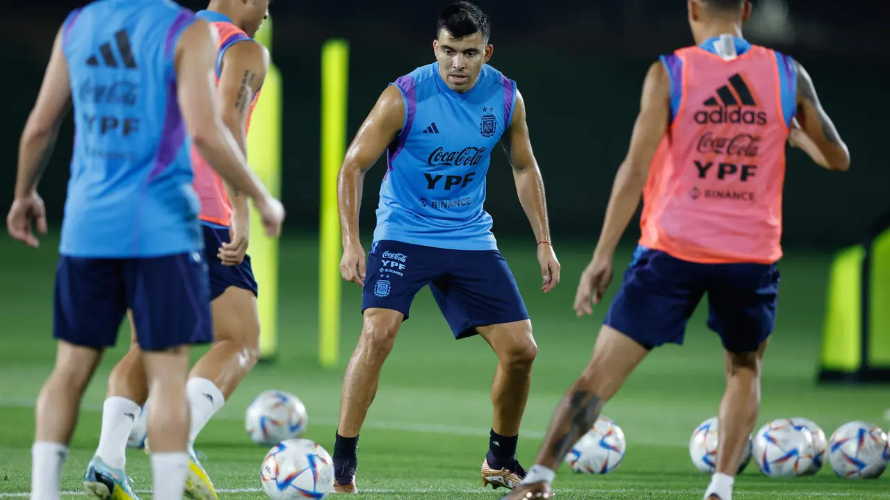 Fotograf&iacute;a de archivo en la que se registr&oacute; al lateral argentino Marcos Acu&ntilde;a (c), durante un entrenamiento con la selecci&oacute;n argentina de f&uacute;tbol. EFE/Juan Ignacio Roncoroni