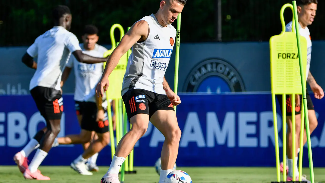 El delantero Rafael Santos Borr&eacute; aparece en primer plano durante un pasaje del primer entrenamiento a puerta cerrada de la selecci&oacute;n colombiana de f&uacute;tbol, este lunes en Charlotte (Carolina del Norte), a un d&iacute;a del partido de semifinales de la Copa Am&eacute;rica de Estados Unidos contra la de Uruguay. EFE/ FCF / SOLO USO EDITORIAL/