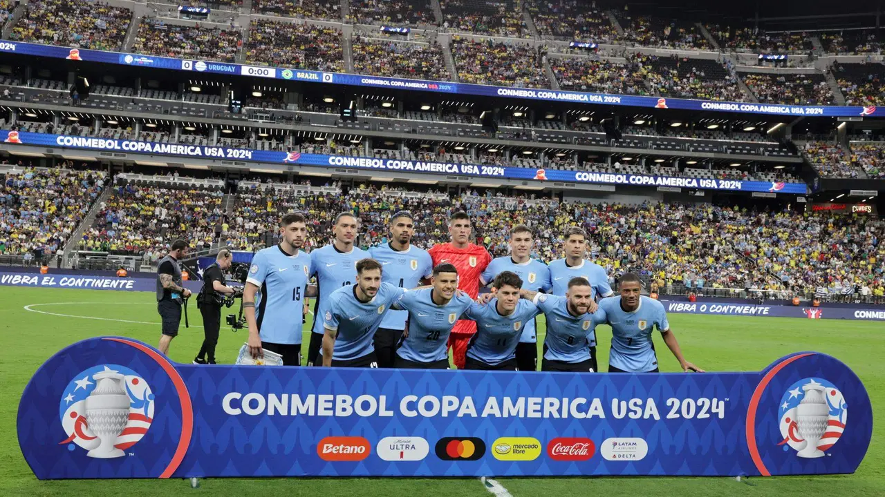 El equipo titular de Uruguay que se impuso por cobros penales a Brasil en los cuartos de final de la Copa Am&eacute;rica fue registrado el pasado 6 de julio en el estadio Allegiant de Las Vegas (Nevada, EE.UU.) EFE/Allison Dinner