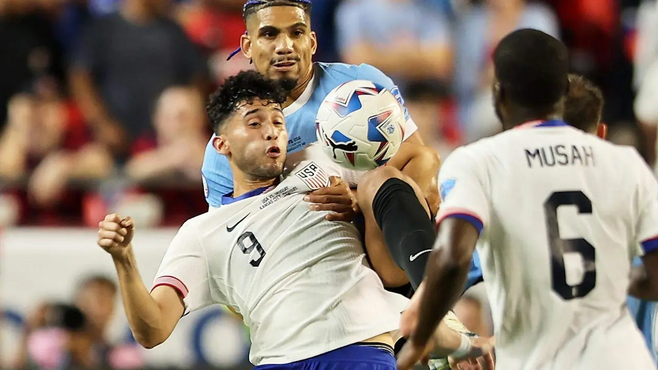 El jugador uruguayo Ronald Araujo (detr&aacute;s) en la disputa de un bal&oacute;n ante Ricardo Pepi de Estados Unidos por la Copa Am&eacute;rica 2024. EFE/WILLIAM PURNELL