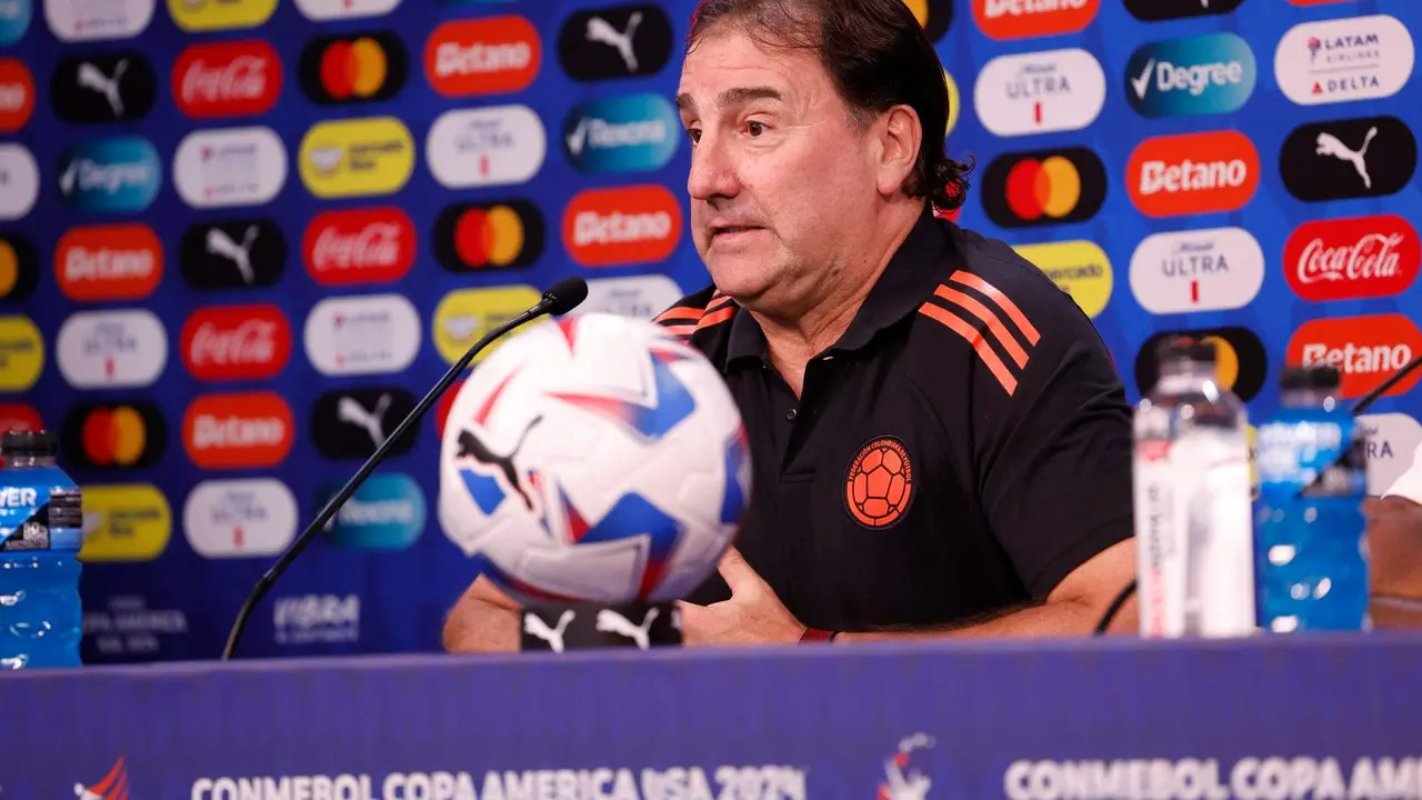Imagen de archivo del seleccionador de Colombia, el argentino N&eacute;stor Lorenzo, quien compareci&oacute; este martes ante la prensa para hablar del partido de semifinales de la Copa Am&eacute;rica de Estados Unidos con Uruguay, este mi&eacute;rcoles en Charlotte (Carolina del Norte). EFE/EPA/John G. Mabanglo