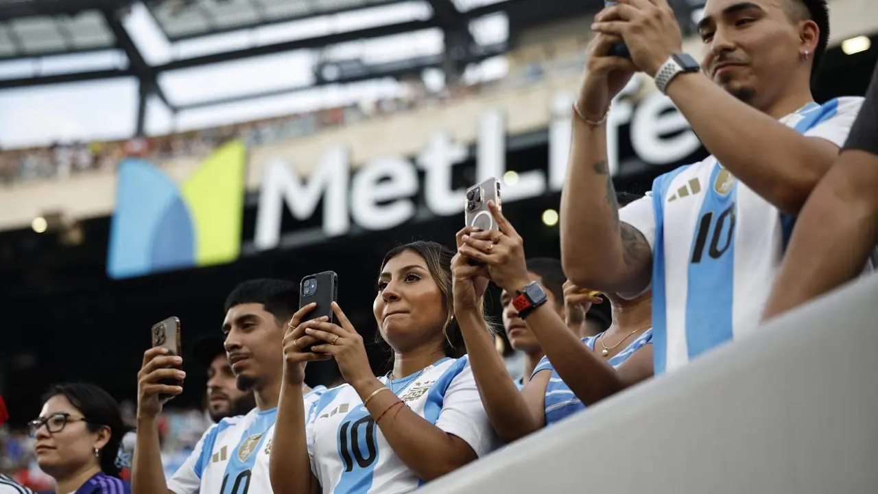 Aficionados argentinos fueron registrados este martes, 9 de julio, antes del inicio de la primera semifinal de la Copa Am&eacute;rica 2024, entre Argentina y Canad&aacute;, en el estadio MetLife de East Rutherford (Nueva Jersey, EE.UU.). EFE/CJ Gunther