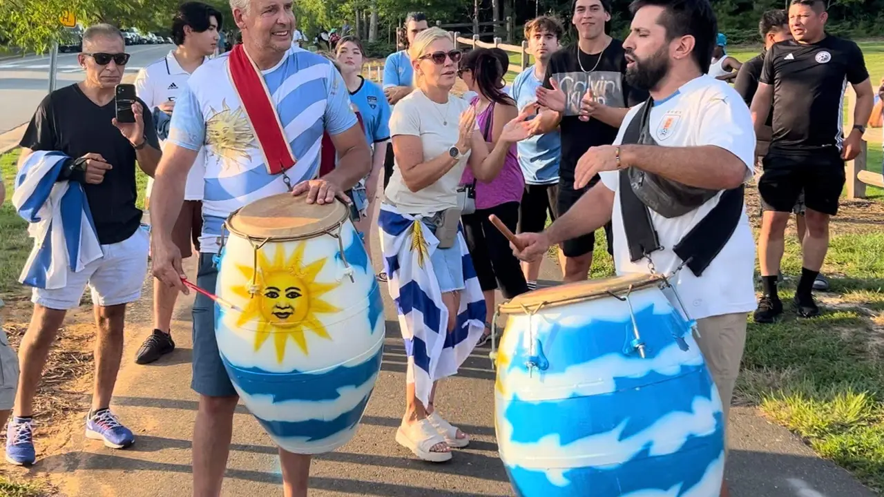 Hinchas de Uruguay animan este martes, en Charlotte (EE.UU.). EFE/ Andrea Montolivo