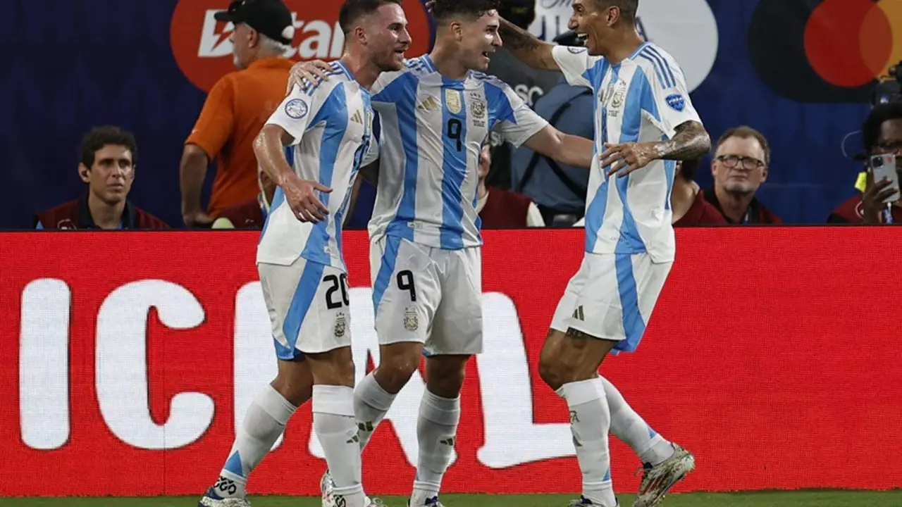 Juli&aacute;n &Aacute;lvarez de Argentina (C) es felicitado por sus compa&ntilde;eros de equipo luego de marcar un gol contra Canad&aacute; en la Copa Am&eacute;rica 2024. EFE/EPA/CJ GUNTHER