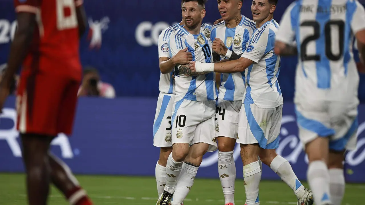 Lionel Messi (c), capit&aacute;n de Argentina, fue registrado este martes, 9 de julio, al ser felicitado por sus compa&ntilde;eros, luego de que le anotara un gol a Canad&aacute; (su primero en el torneo), durante la primera semifinal de la Copa Am&eacute;rica 2024, en el estadio MetLife de East Rutherford (Nueva Jersey, EE.UU.). EFE/CJ Gunther