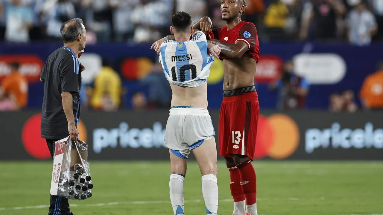 El capit&aacute;n de Argentina, Lionel Messi (c), fue registrado este martes, 9 de julio, al intercambiar la camiseta con el defensa canadiense Derek Cornelius, al final de la primera semifinal de la Copa Am&eacute;rica 2024, en el estadio MetLife de East Rutherford (Nueva Jersey, EE.UU.). EFE/CJ Gunther