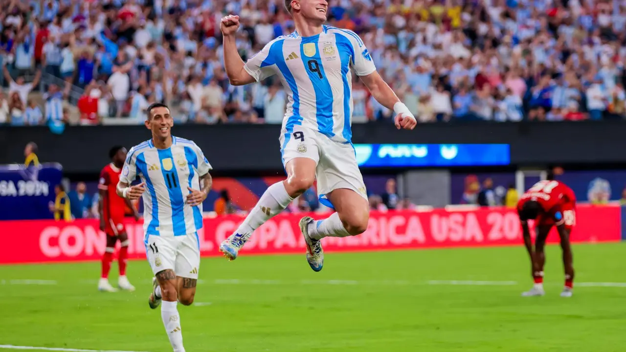 El delantero argentino Juli&aacute;n &Aacute;lvarez (c) fue registrado este martes, 9 de julio, al celebrar un gol que le anot&oacute; a Canad&aacute;, durante la primera semifinal de la Copa Am&eacute;rica 2024, en el estadio MetLife de East Rutherford (Nueva Jersey, EE.UU.). EFE/Justin Lane