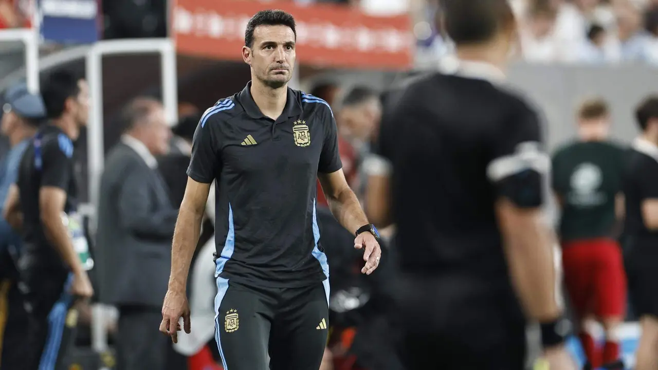 El seleccionador de Argentina, Lionel Scaloni (c-i), fue registrado este martes, 9 de julio, durante la primera semifinal de la Copa Am&eacute;rica 2024, en el estadio MetLife de East Rutherford (Nueva Jersey, EE.UU.). EFE/CJ Gunther