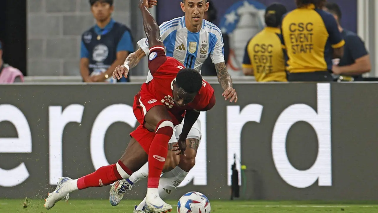Alphonso Davies de Canad&aacute; (primer plano) en acci&oacute;n contra Angel Di Maria de Argentina (fondo) durante la Copa Am&eacute;rica 2024. EFE/EPA/CJ GUNTHER