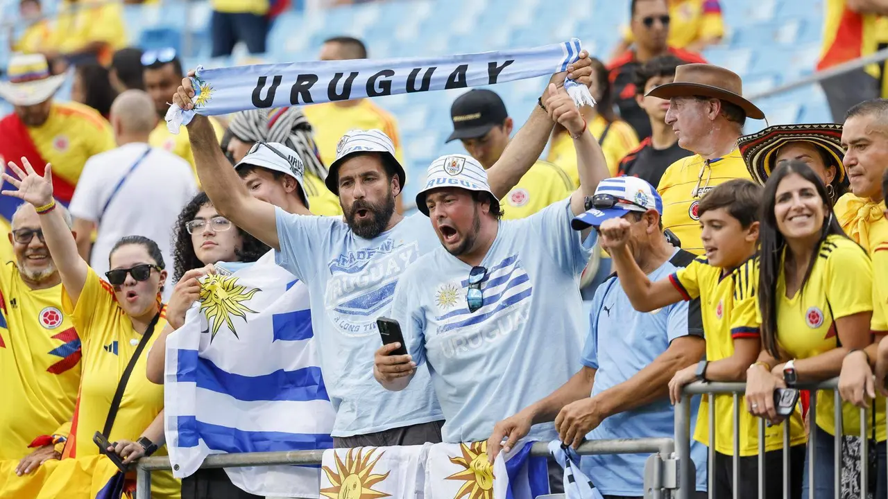 Aficionados de Uruguay y Colombia fueron registrados este mi&eacute;rcoles, 10 de julio, antes del inicio de la segunda semifinal de la Copa Am&eacute;rica 2024 que disputar&aacute;n las selecciones de f&uacute;tbol de sus pa&iacute;ses, en las gradas del estadio Bank of America de Charlotte (Carolina de Norte, EE.UU.). EFE/Erik S. Lesser